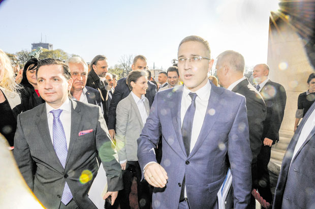 НАПЕТО ИСПРЕД СКУПШТИНЕ: Заседа за министарски тим (ФОТО)